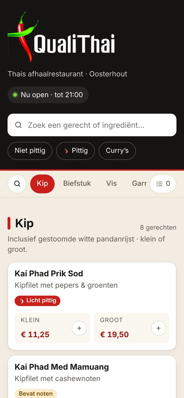 Menukaart van QualiThai op een telefoon: logo, open-status, zoekbalk en de categorie Kip